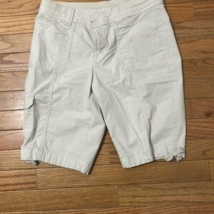Women’s St. John's Bay Cream Cargo Shorts Lightweight Cotton Size 4